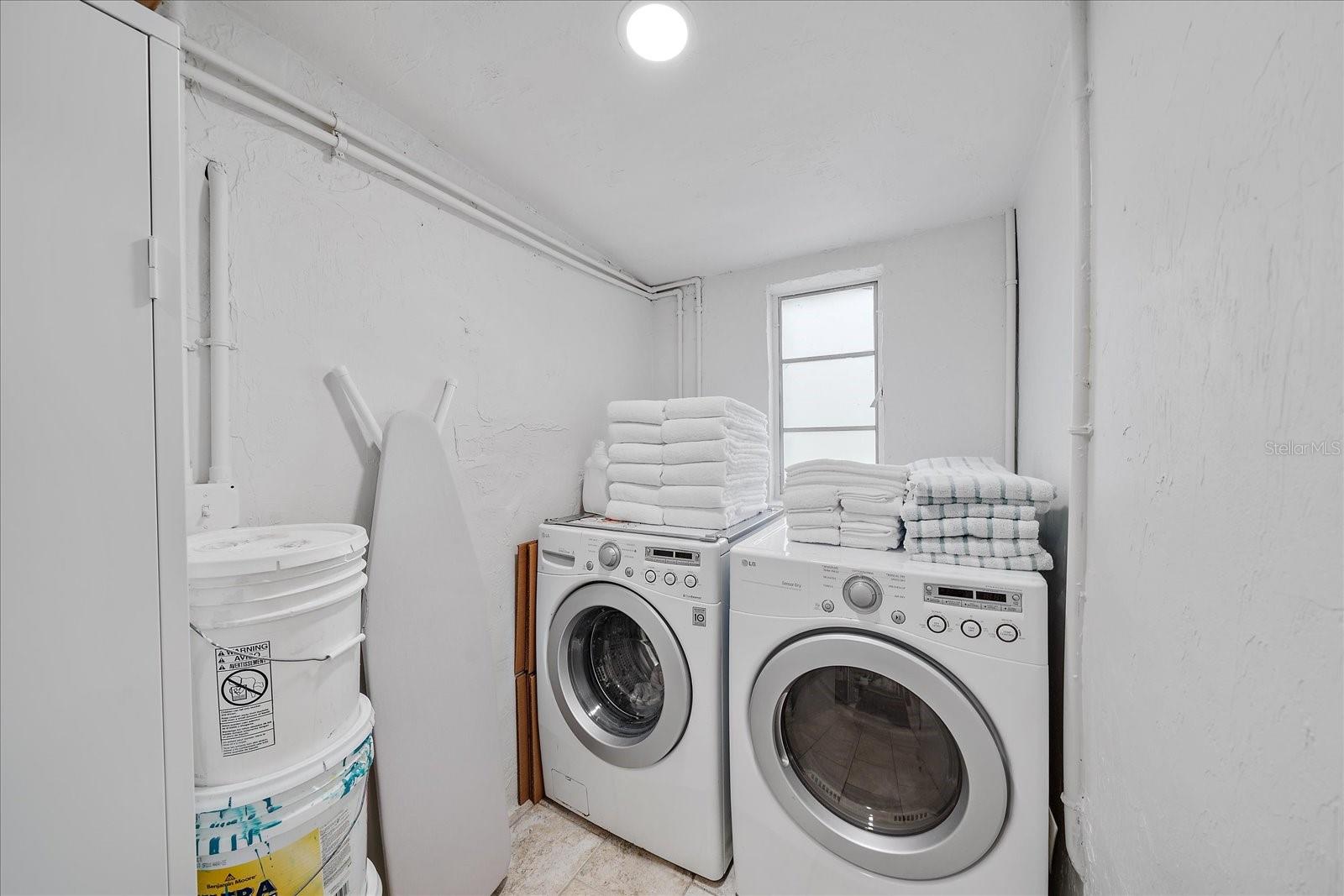 Image 11 of 65 For 2054 Roselawn Street