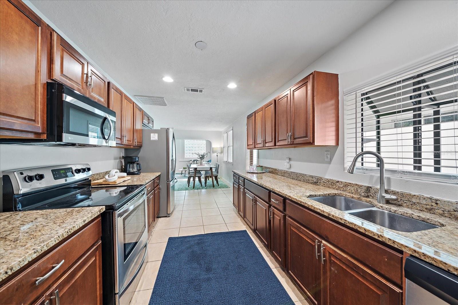 Image 32 of 65 For 2054 Roselawn Street
