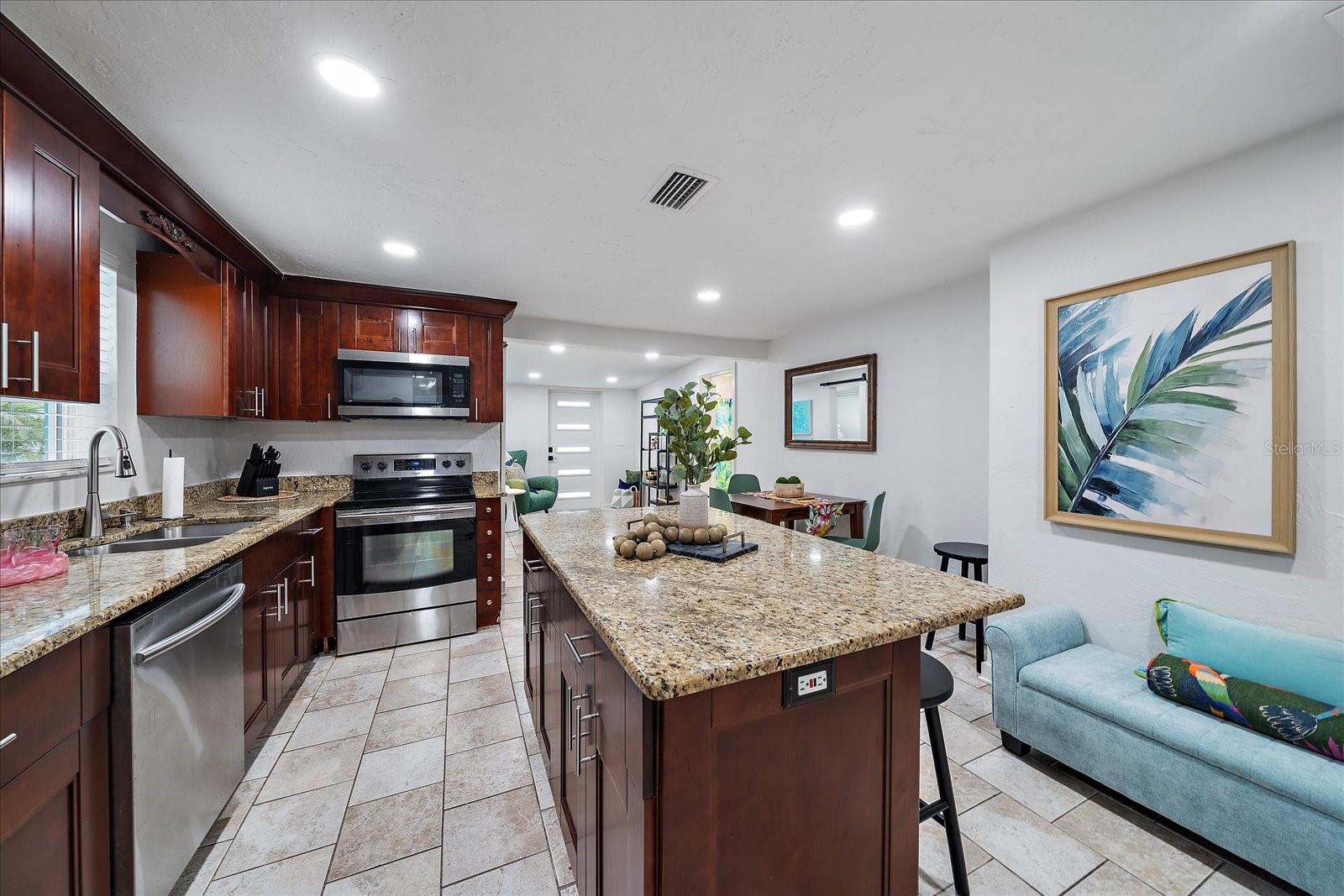 Image 4 of 65 For 2054 Roselawn Street