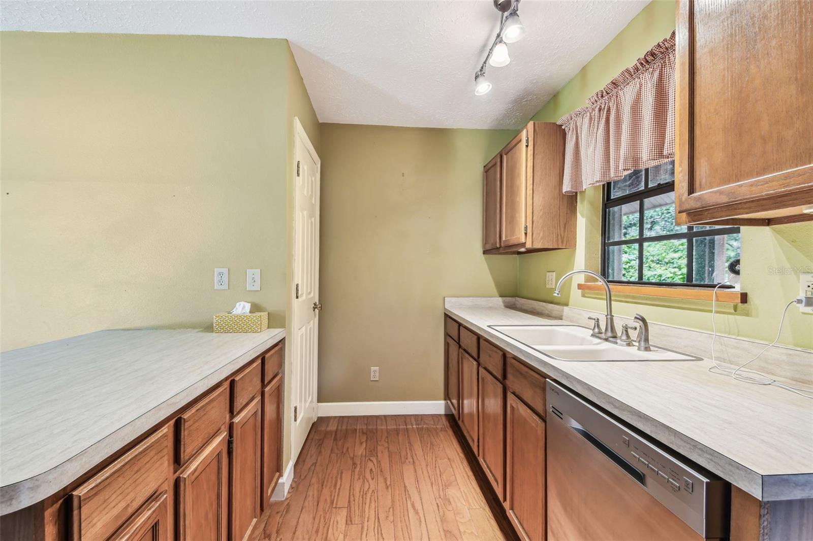 Listing photo id 9 for 1611 Wagonwheel Road