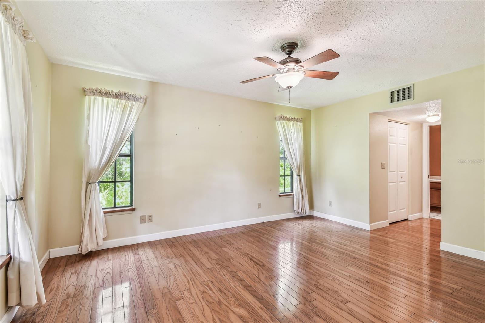 Listing photo id 14 for 1611 Wagonwheel Road