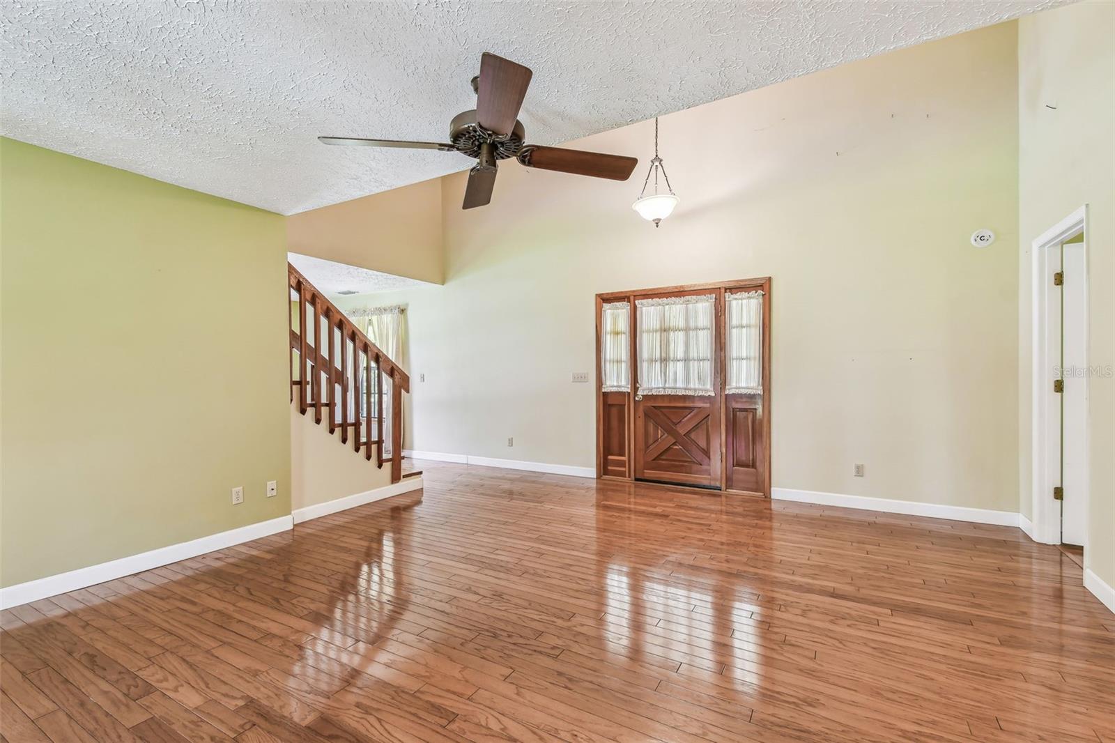 Listing photo id 3 for 1611 Wagonwheel Road