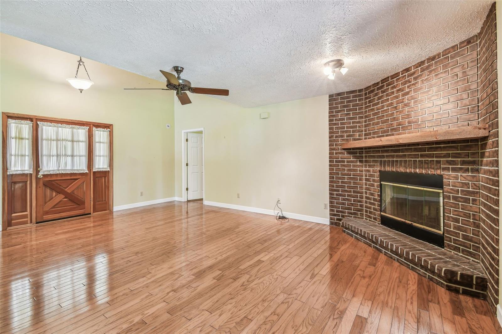 Listing photo id 4 for 1611 Wagonwheel Road