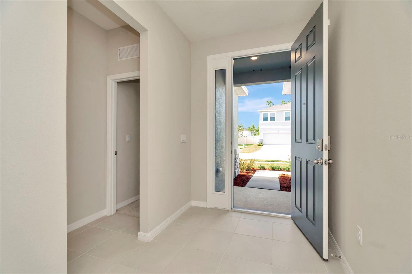 Image 5 of 40 For 1505 Tropical Oasis Avenue