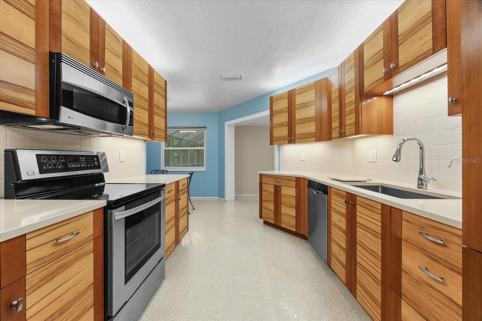 Image 4 of 94 For 2505 Croton Avenue