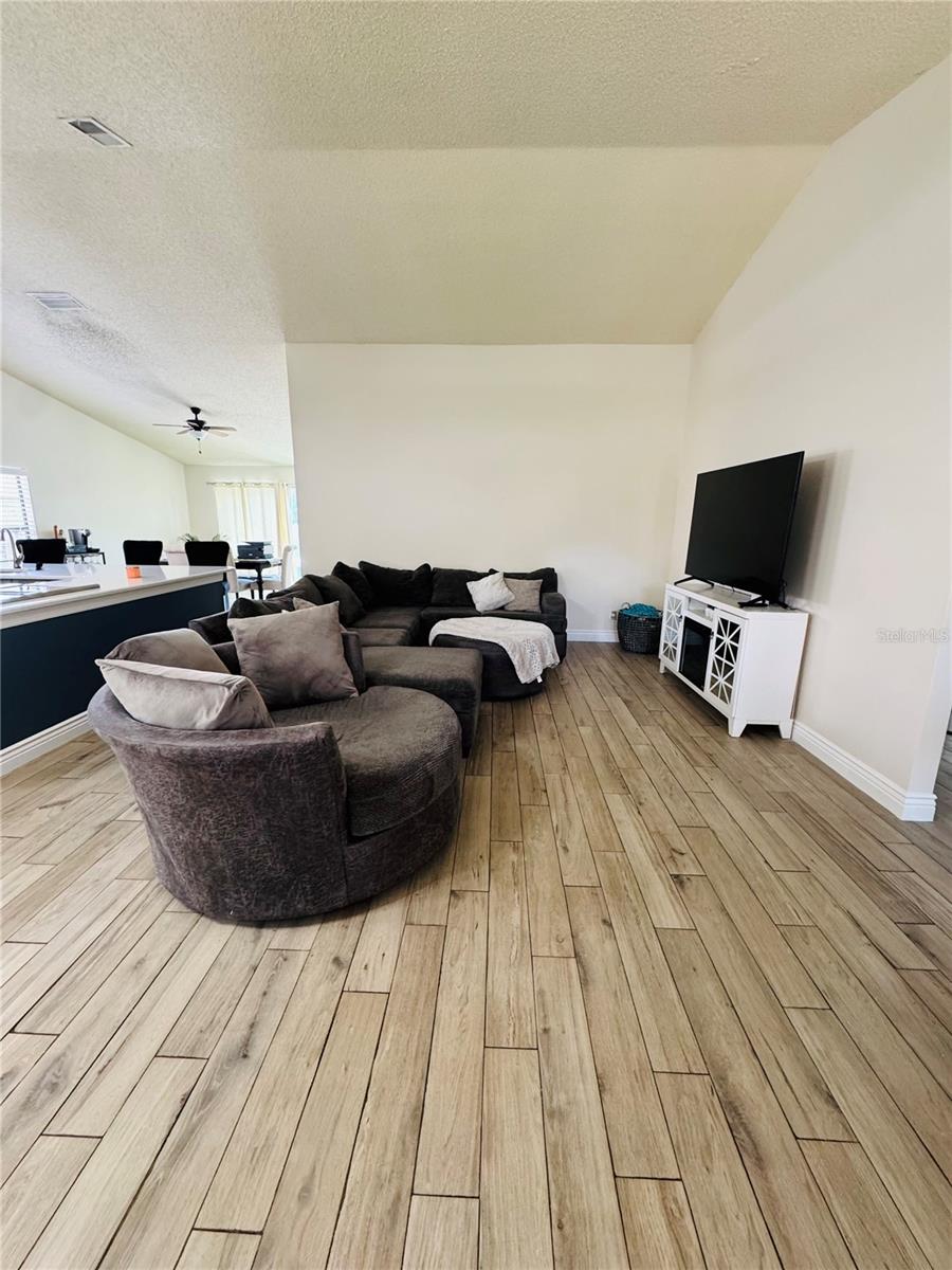Image 4 of 29 For 1027 Whittier Circle
