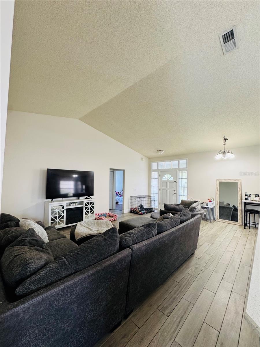 Image 5 of 29 For 1027 Whittier Circle