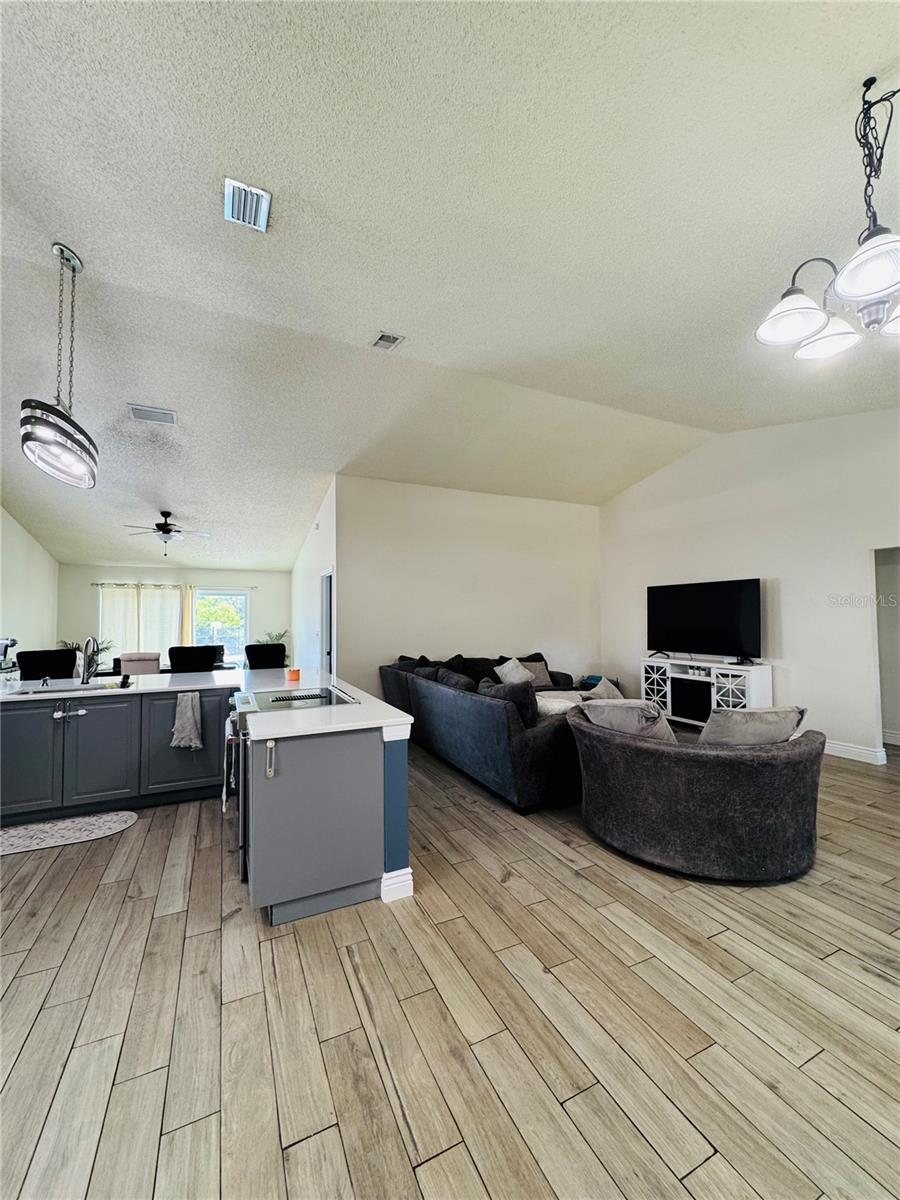 Image 6 of 29 For 1027 Whittier Circle