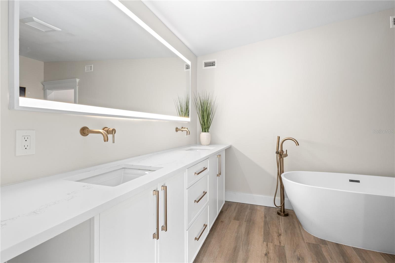 Image 18 of 32 For 217 9th Street E