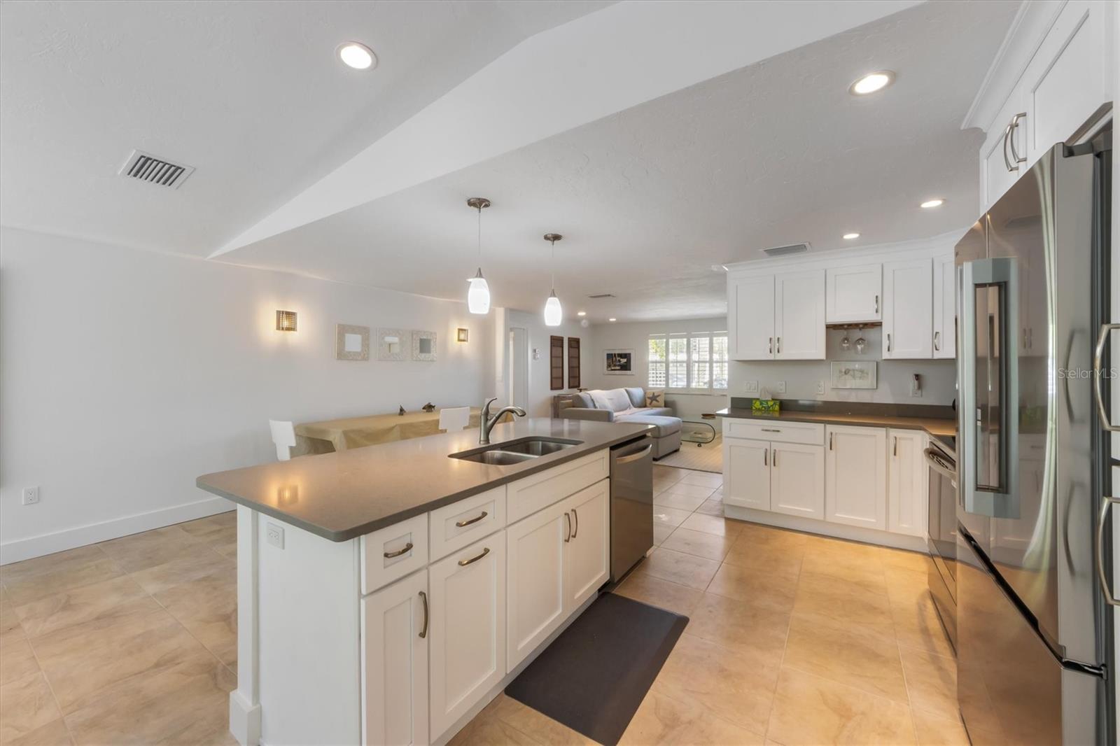 Listing photo id 8 for 413 Poinsettia Road