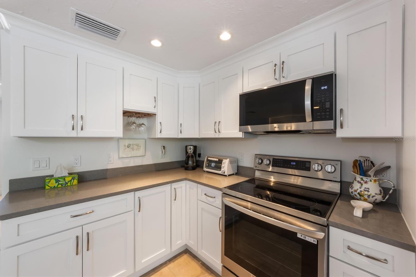 Listing photo id 9 for 413 Poinsettia Road