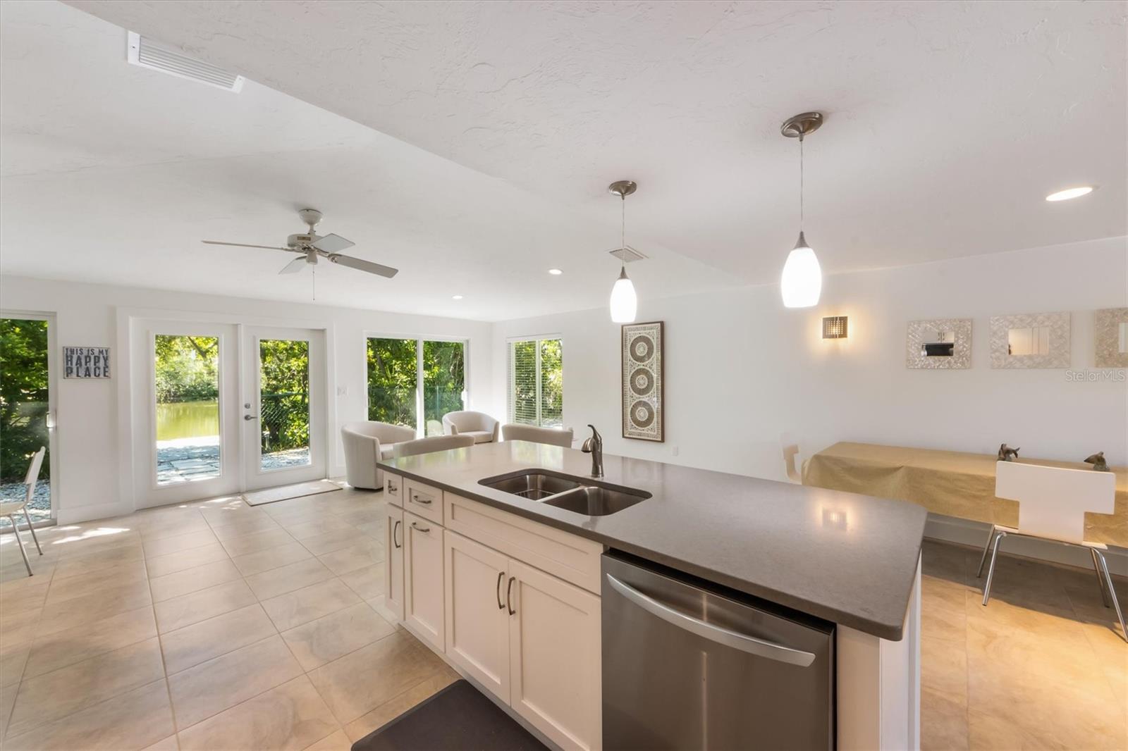 Listing photo id 10 for 413 Poinsettia Road
