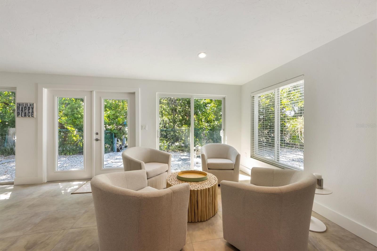 Listing photo id 11 for 413 Poinsettia Road
