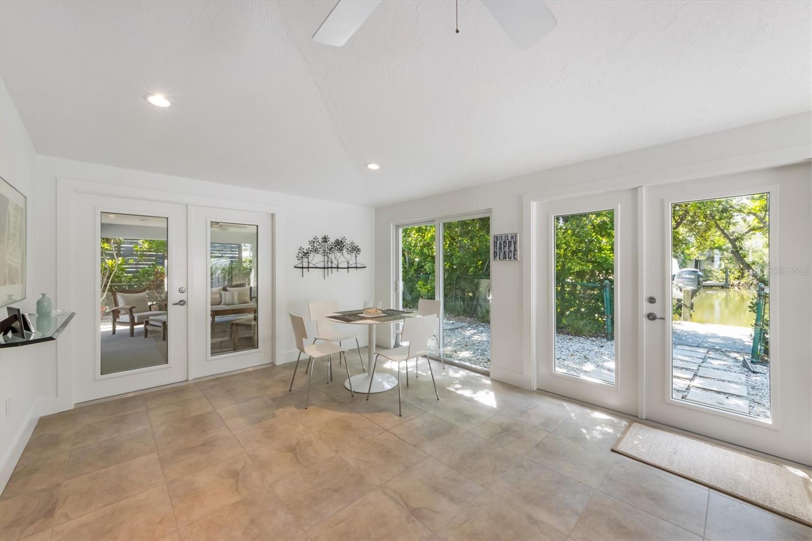 Listing photo id 12 for 413 Poinsettia Road