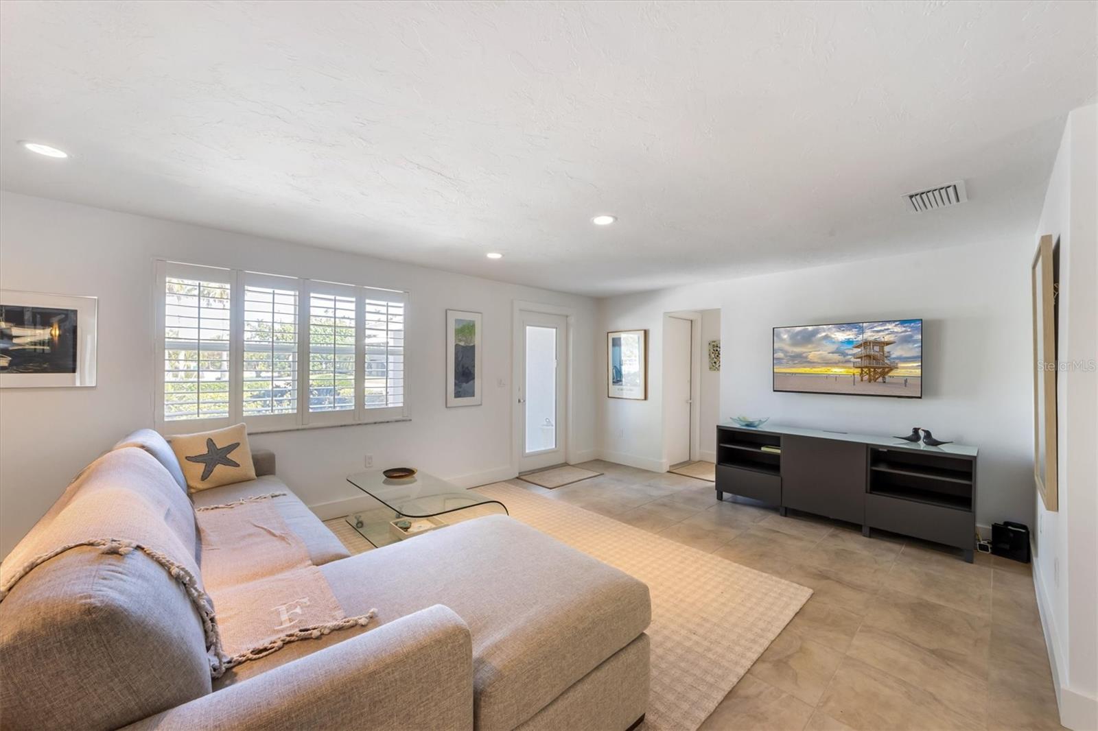 Listing photo id 13 for 413 Poinsettia Road