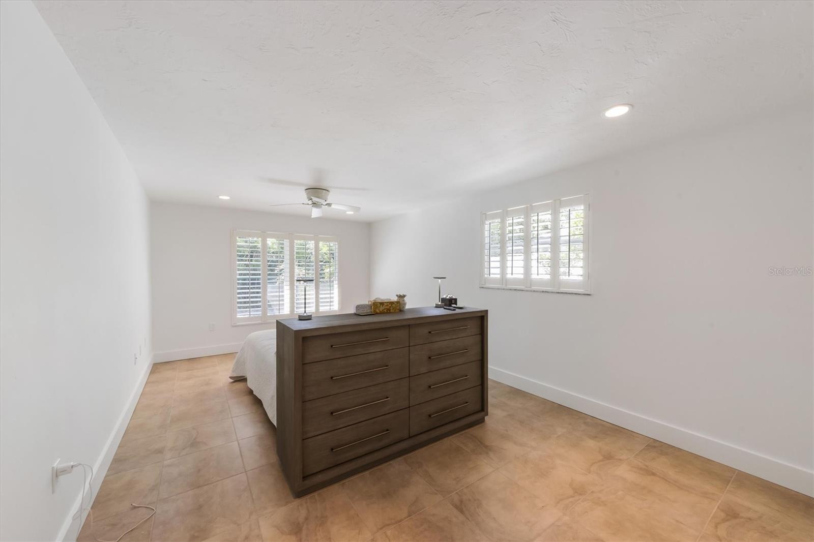 Listing photo id 14 for 413 Poinsettia Road