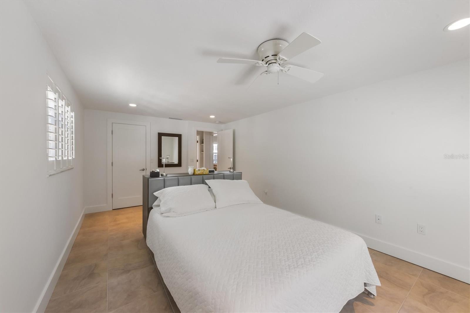 Listing photo id 15 for 413 Poinsettia Road