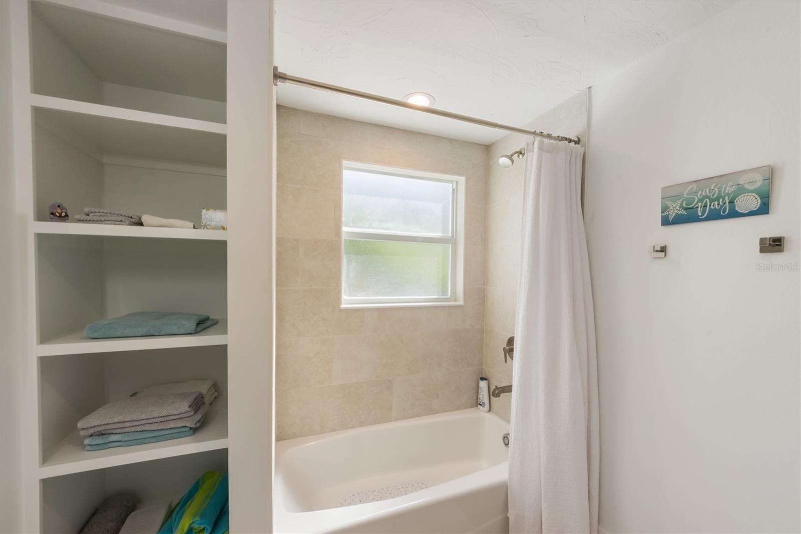 Listing photo id 18 for 413 Poinsettia Road