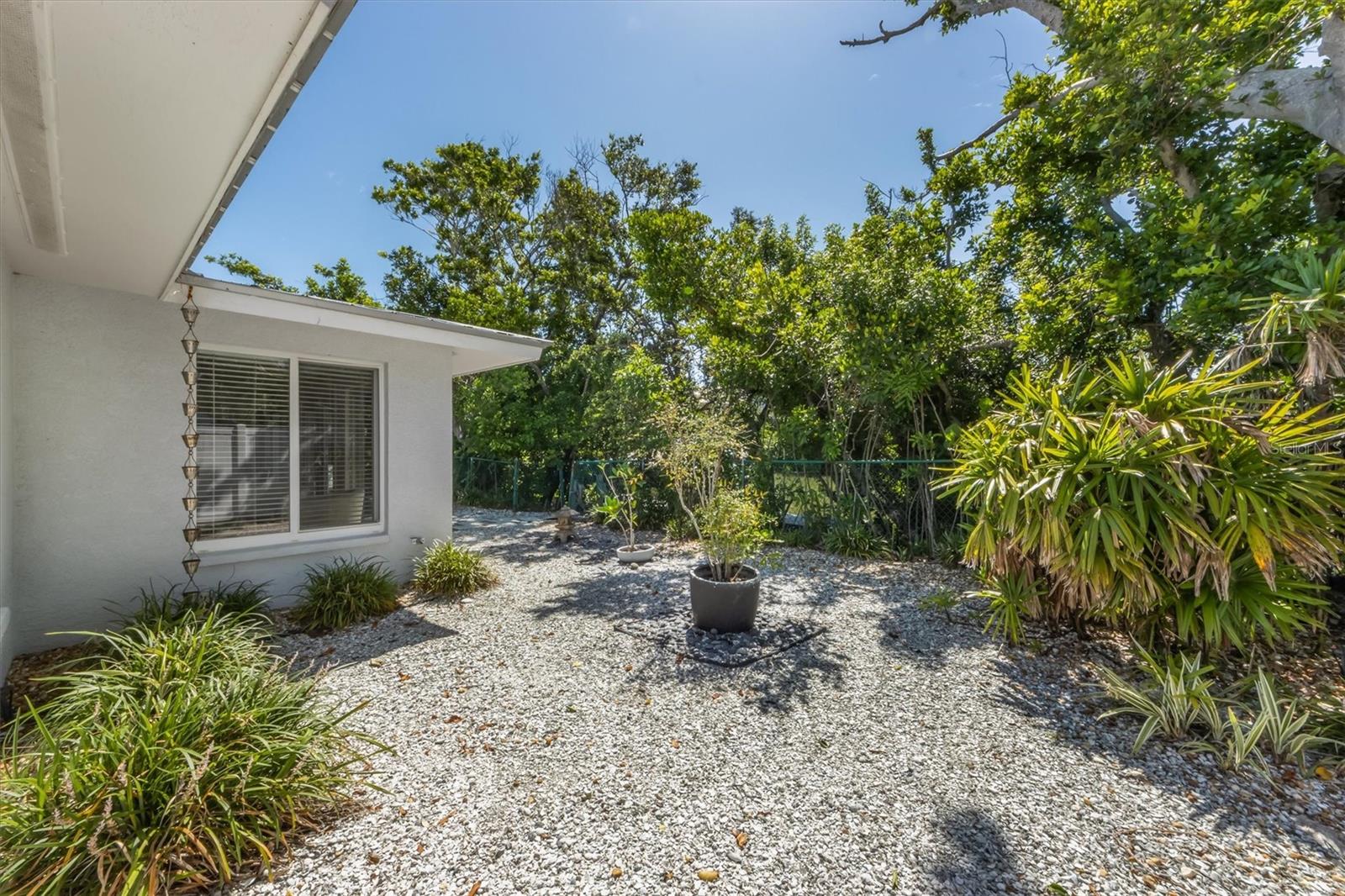 Listing photo id 21 for 413 Poinsettia Road