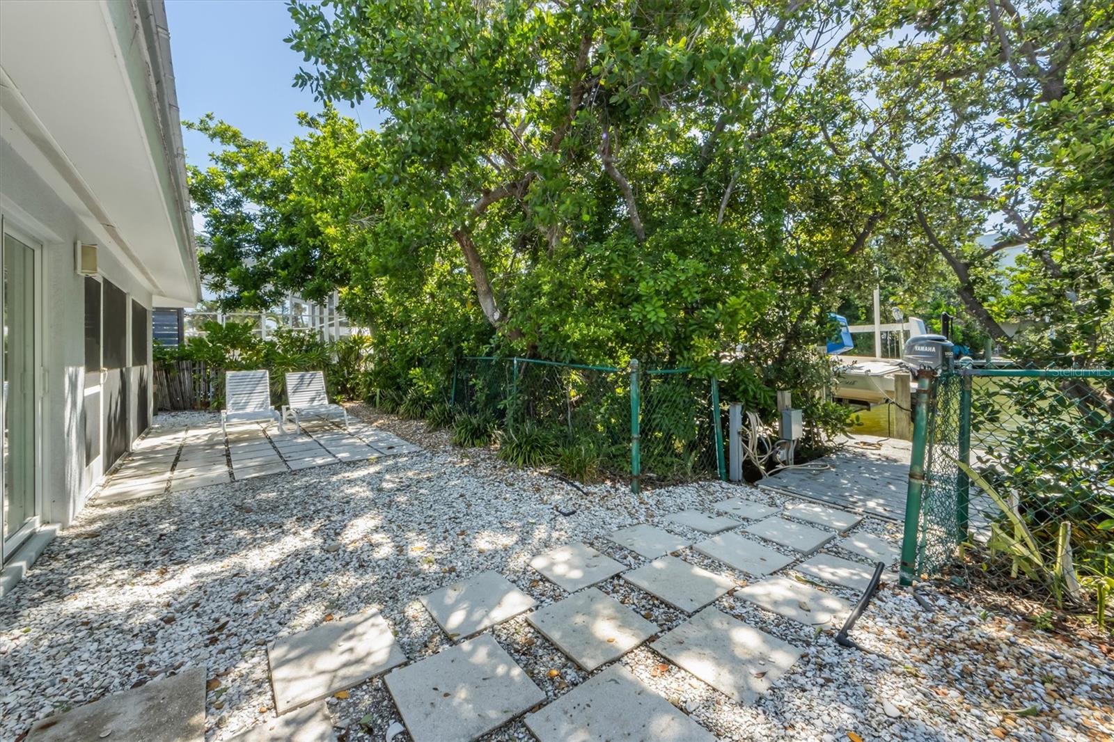 Listing photo id 23 for 413 Poinsettia Road