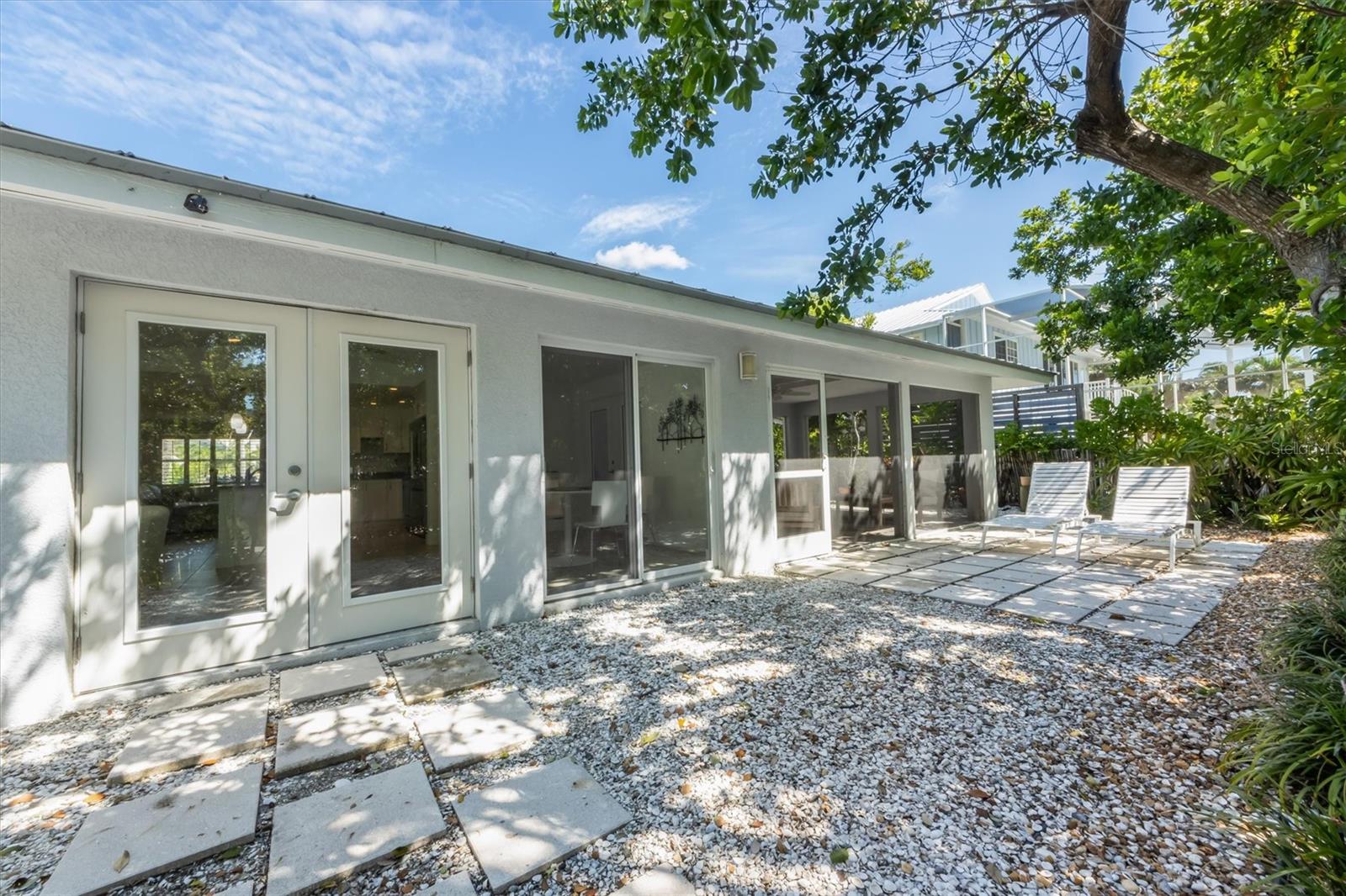 Listing photo id 24 for 413 Poinsettia Road