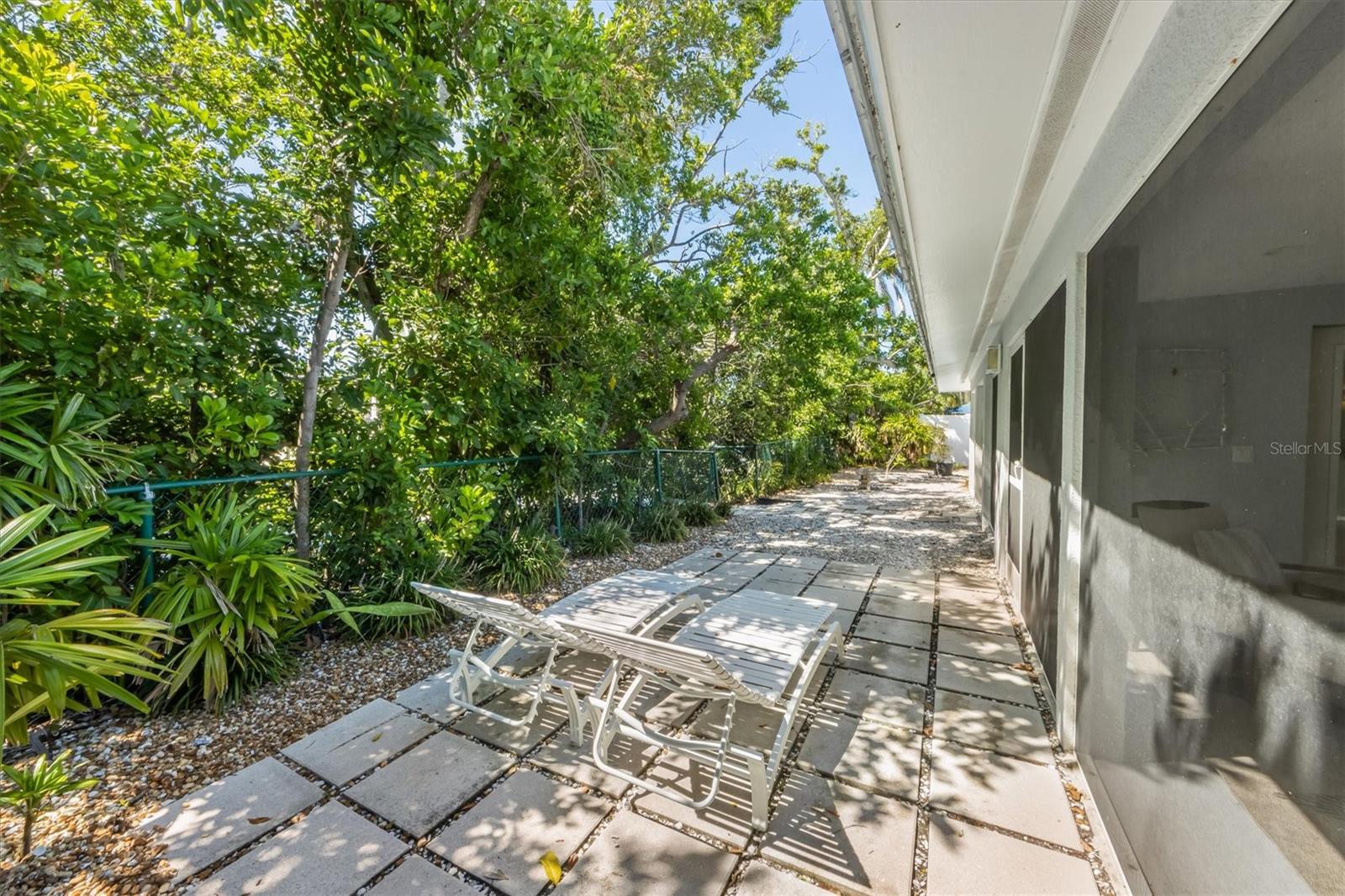 Listing photo id 27 for 413 Poinsettia Road