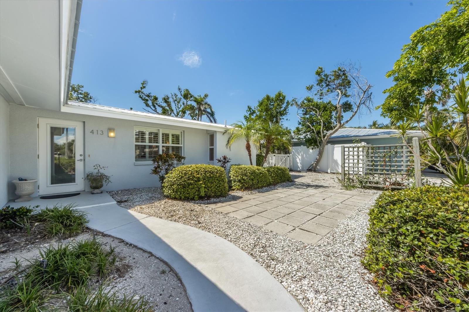 Listing photo id 1 for 413 Poinsettia Road