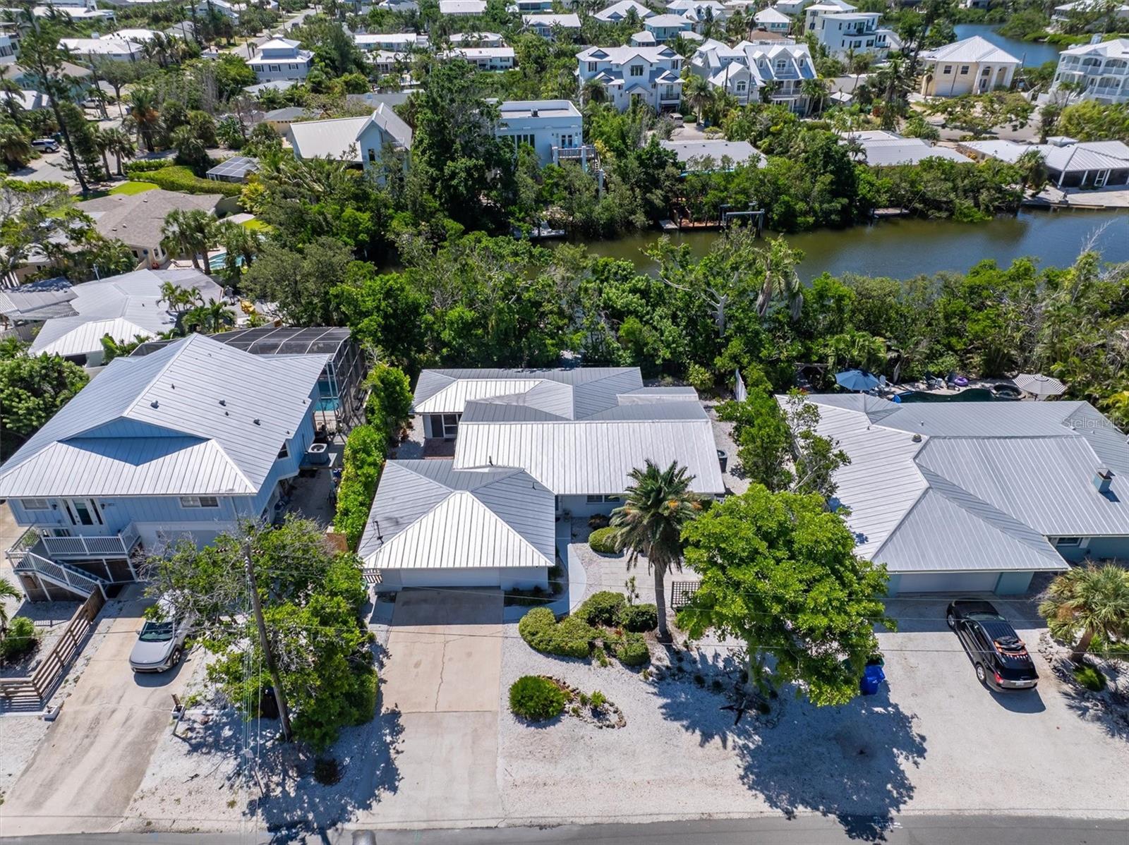 Listing photo id 32 for 413 Poinsettia Road