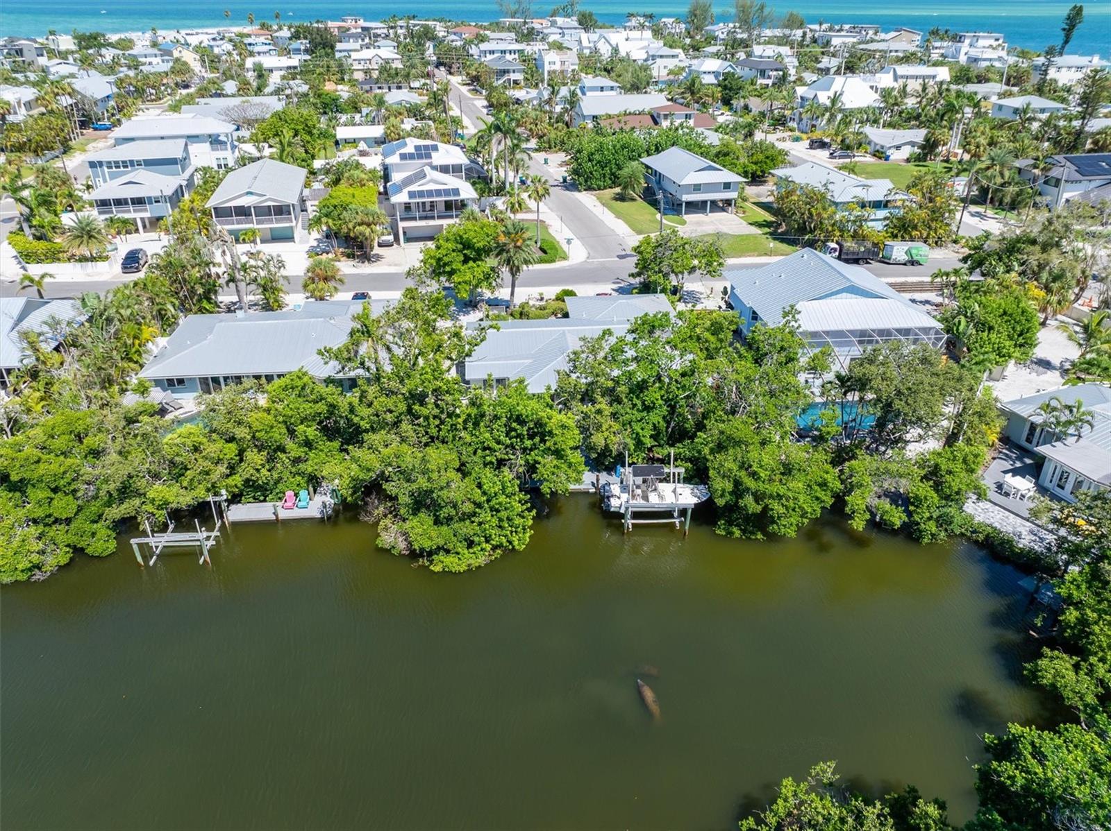 Listing photo id 33 for 413 Poinsettia Road