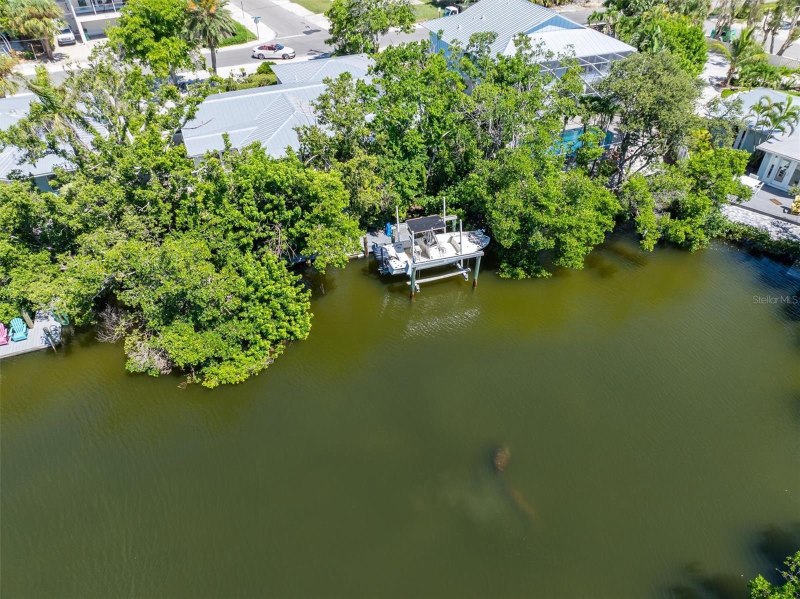 Listing photo id 34 for 413 Poinsettia Road