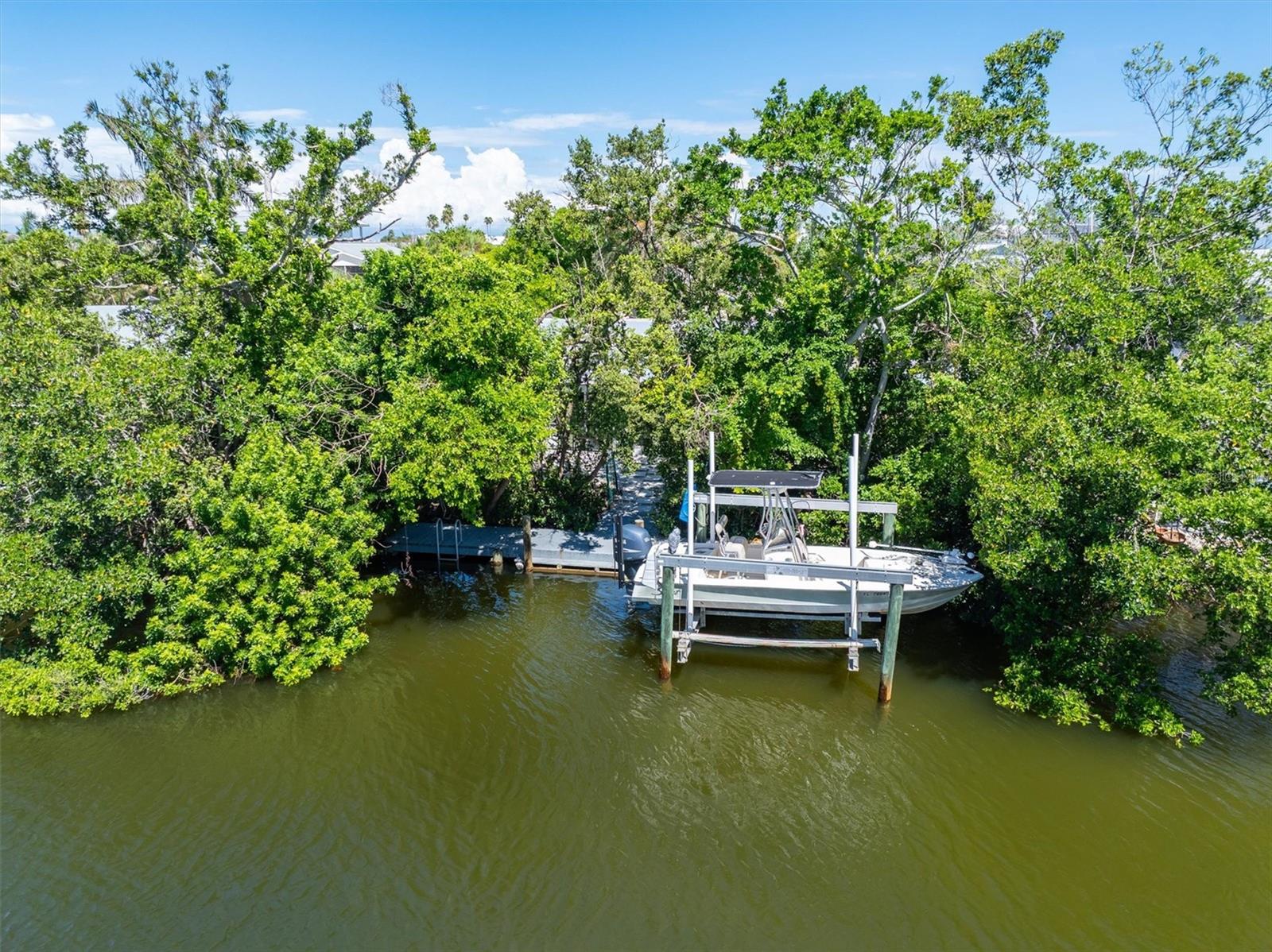 Listing photo id 35 for 413 Poinsettia Road