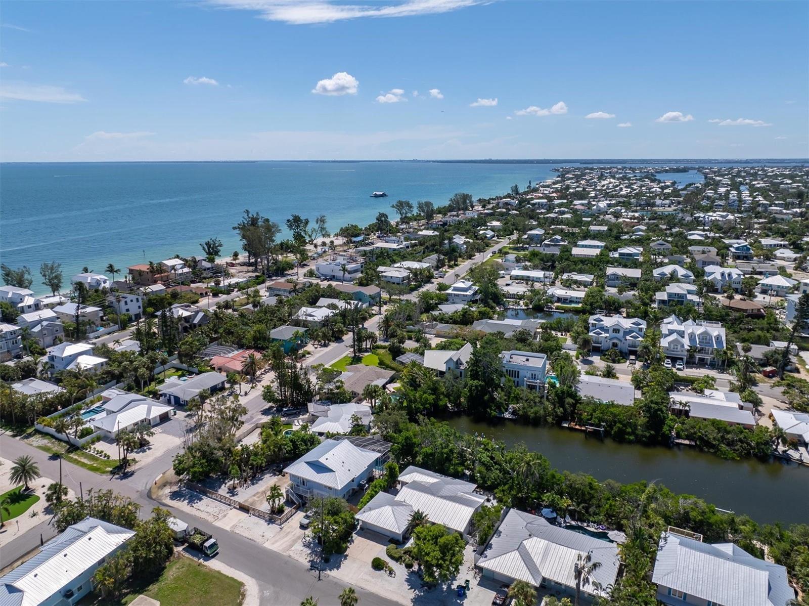 Listing photo id 37 for 413 Poinsettia Road