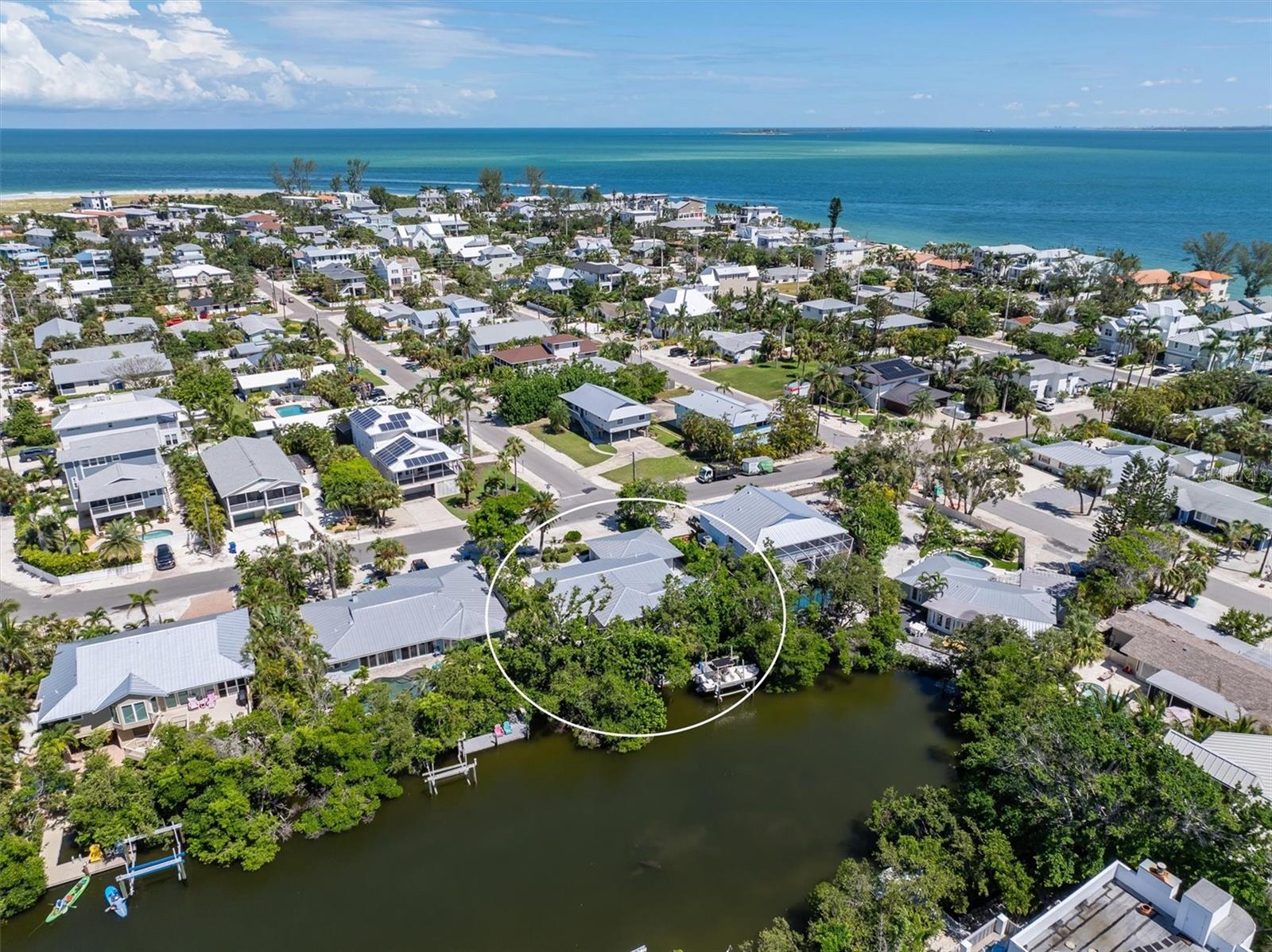 Listing photo id 41 for 413 Poinsettia Road