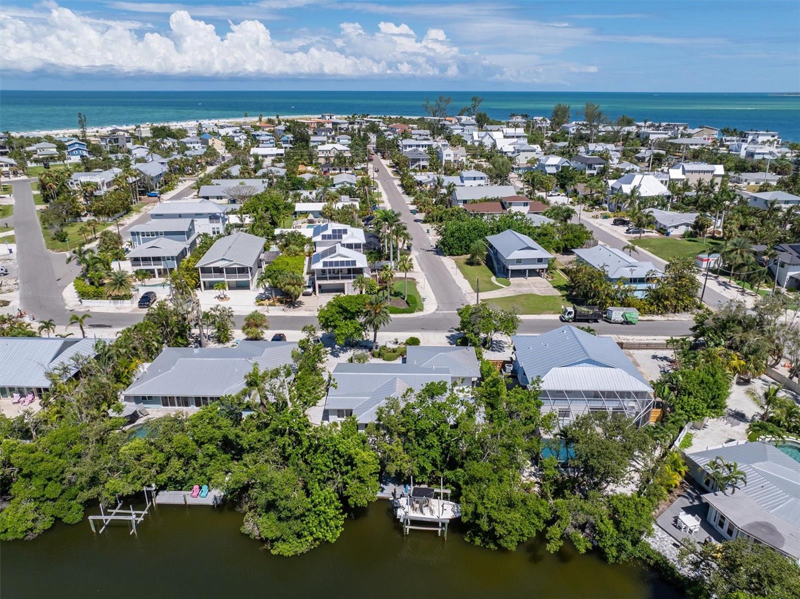 Listing photo id 43 for 413 Poinsettia Road