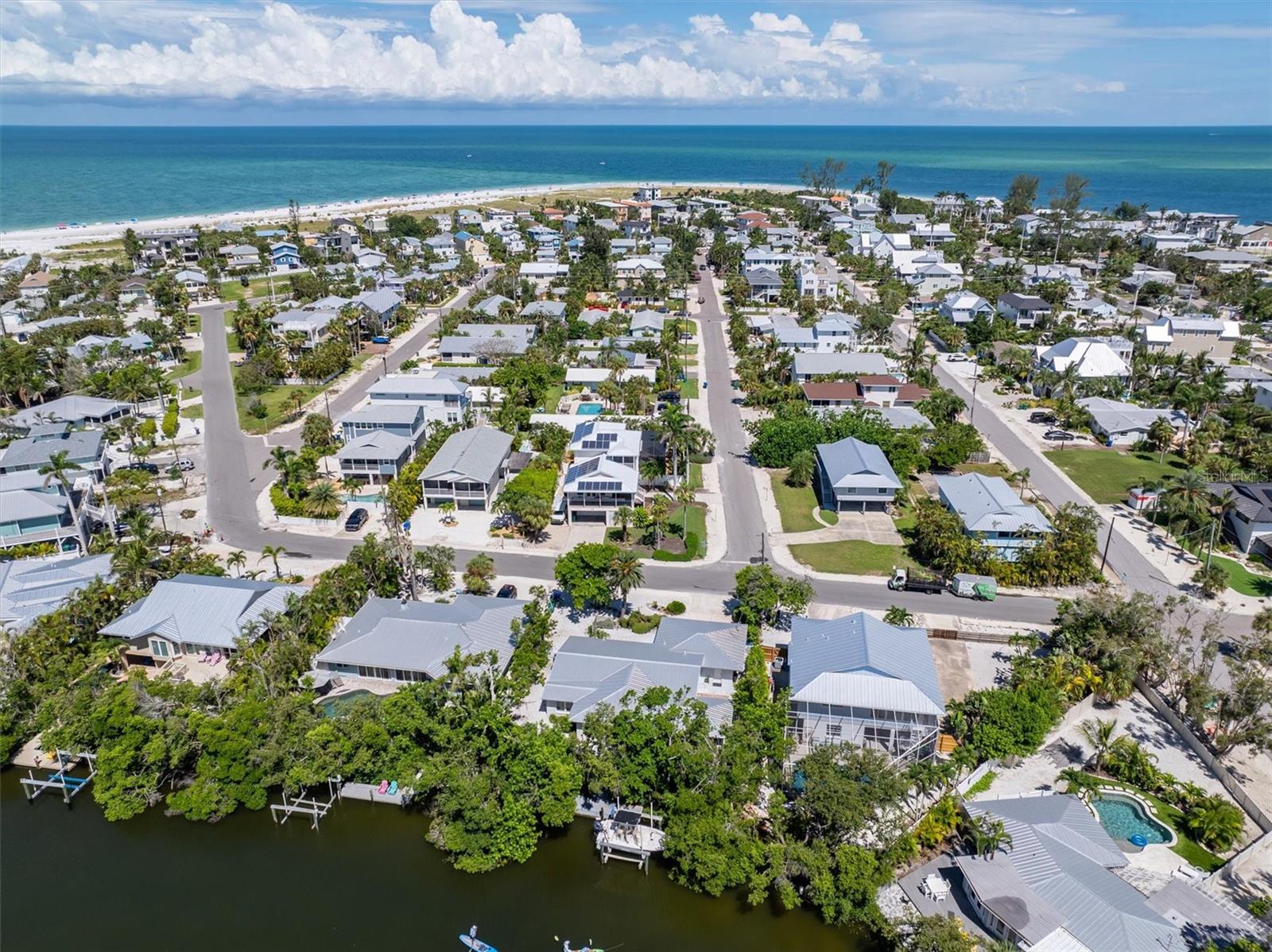 Listing photo id 44 for 413 Poinsettia Road