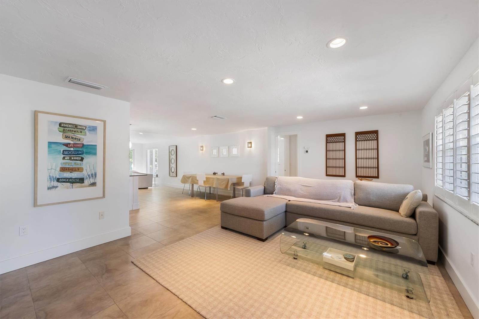 Listing photo id 3 for 413 Poinsettia Road