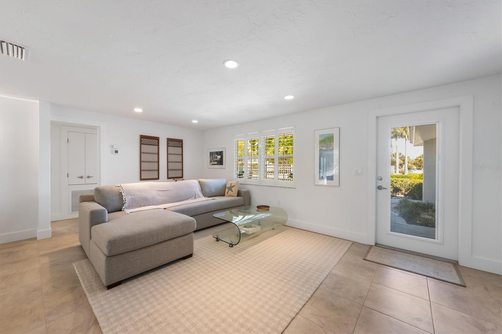 Listing photo id 4 for 413 Poinsettia Road