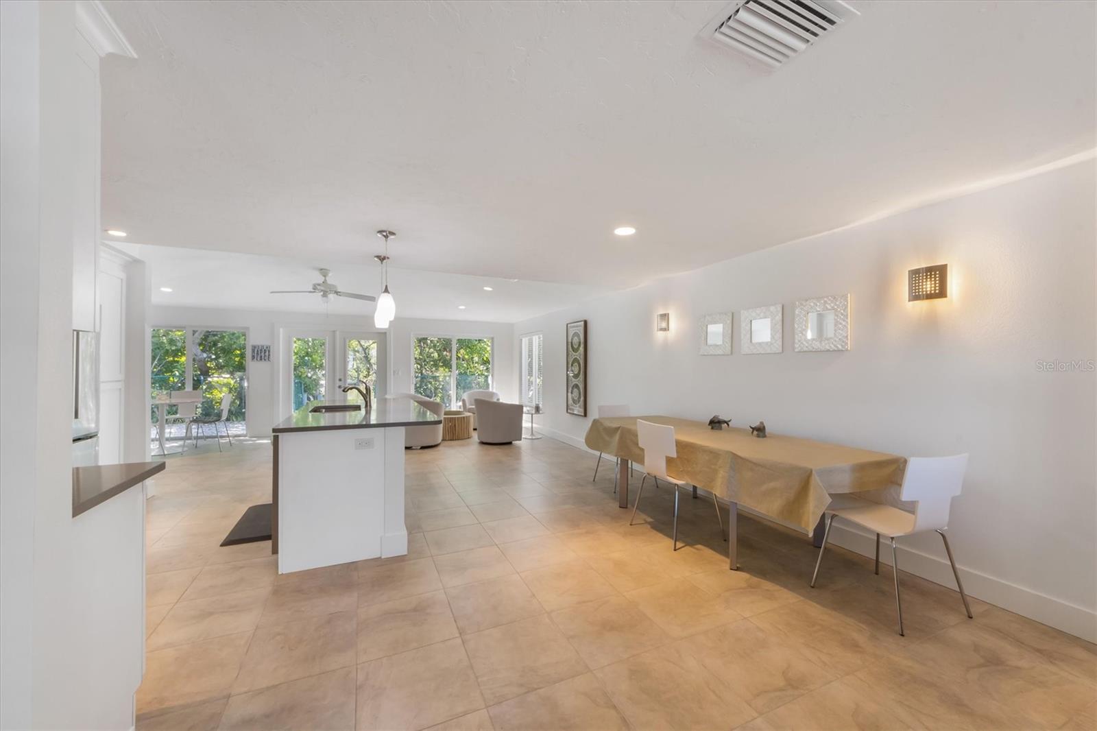 Listing photo id 5 for 413 Poinsettia Road