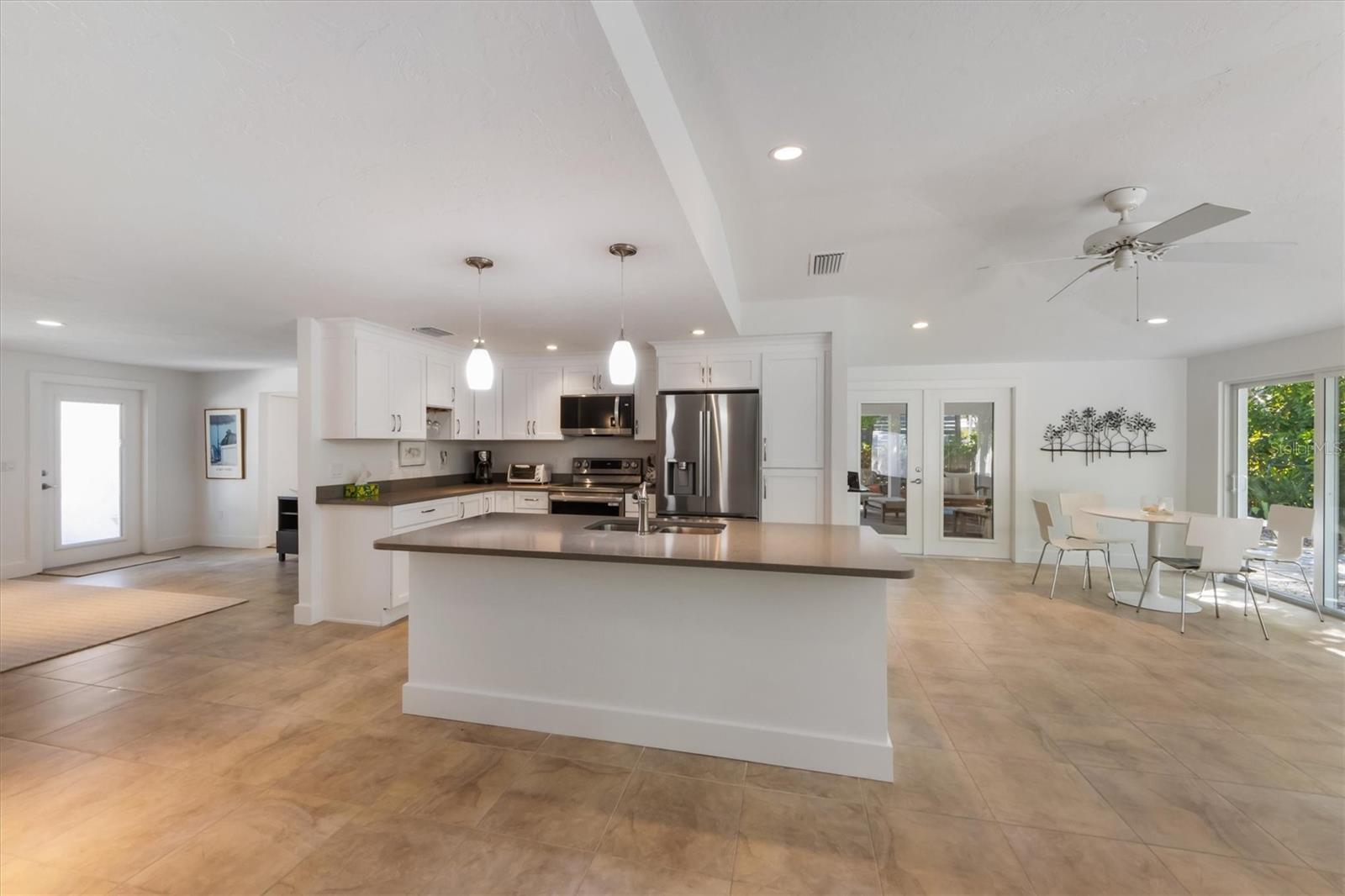 Listing photo id 7 for 413 Poinsettia Road