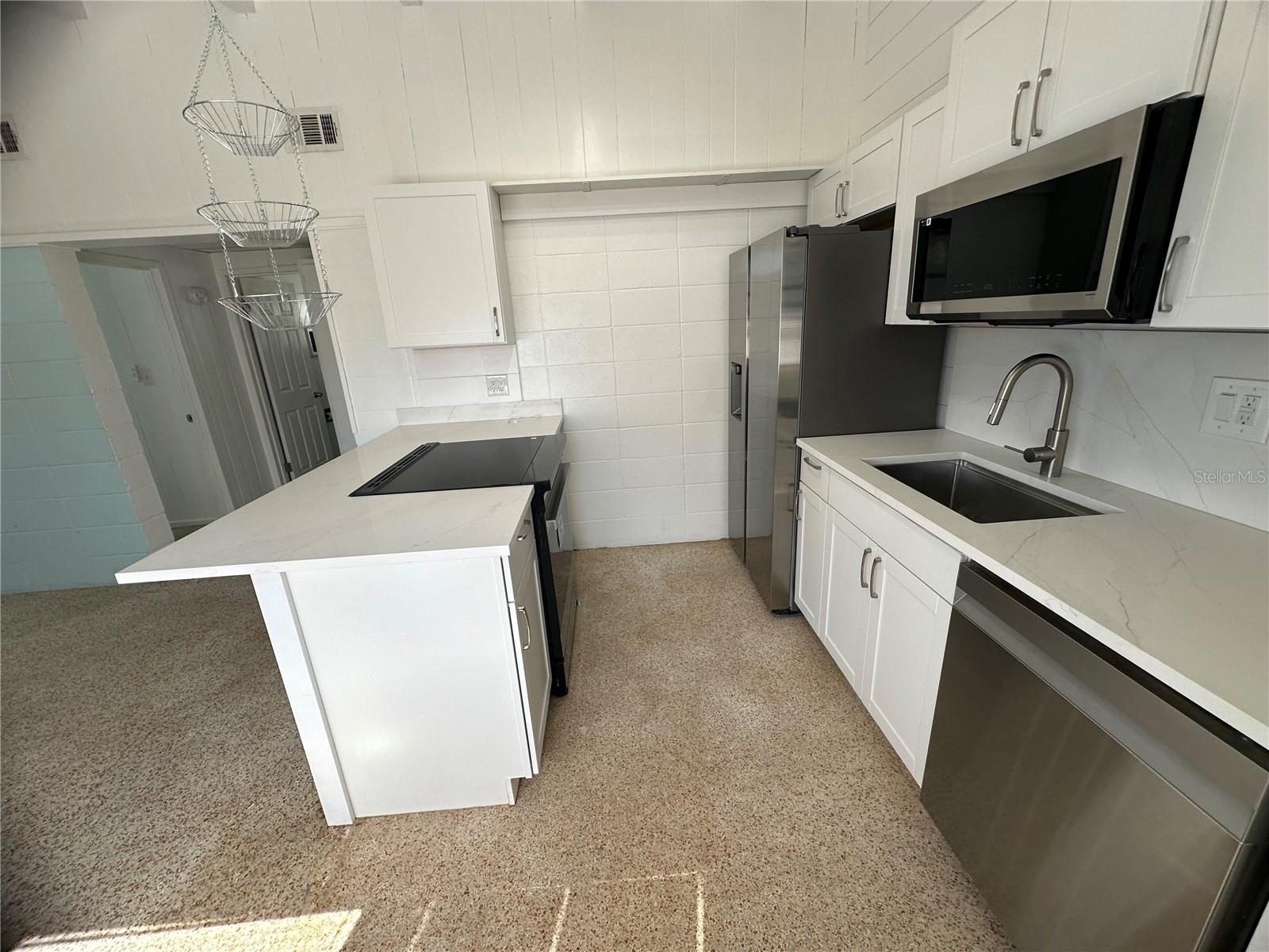 Image 12 of 24 For 2223 Bay Street