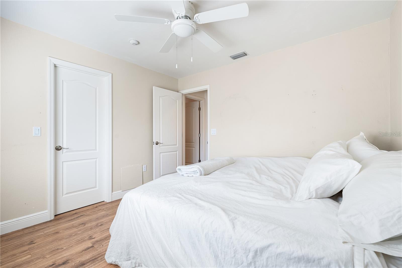 Image 24 of 40 For 858 Hudson Avenue 858