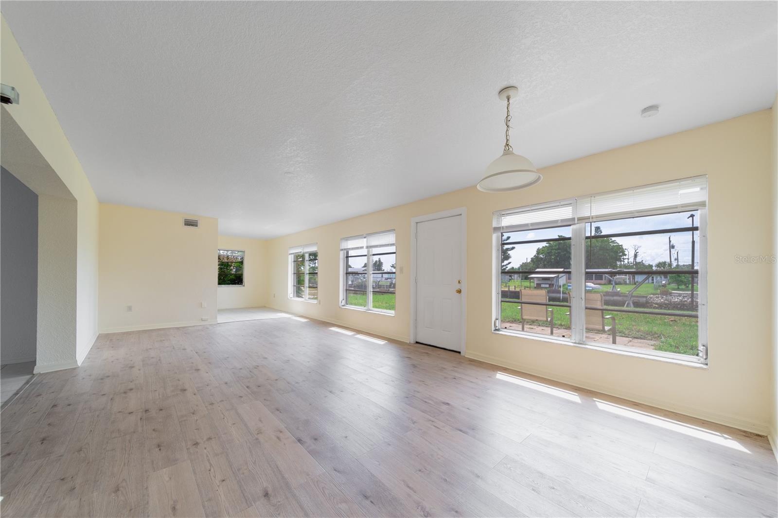 Image 4 of 32 For 4045 Conway Boulevard