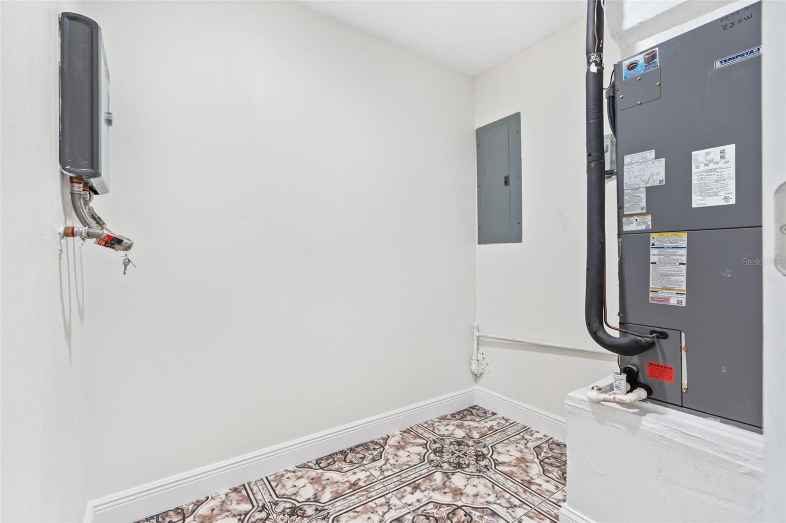 Listing photo id 47 for 107 Valley Circle
