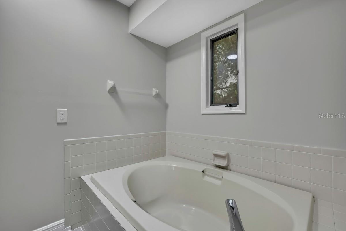 Image 36 of 47 For 1036 Lake Avoca Drive