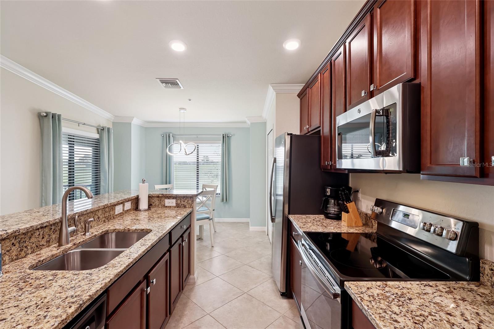 Listing photo id 14 for 5528 Palmer Circle 203