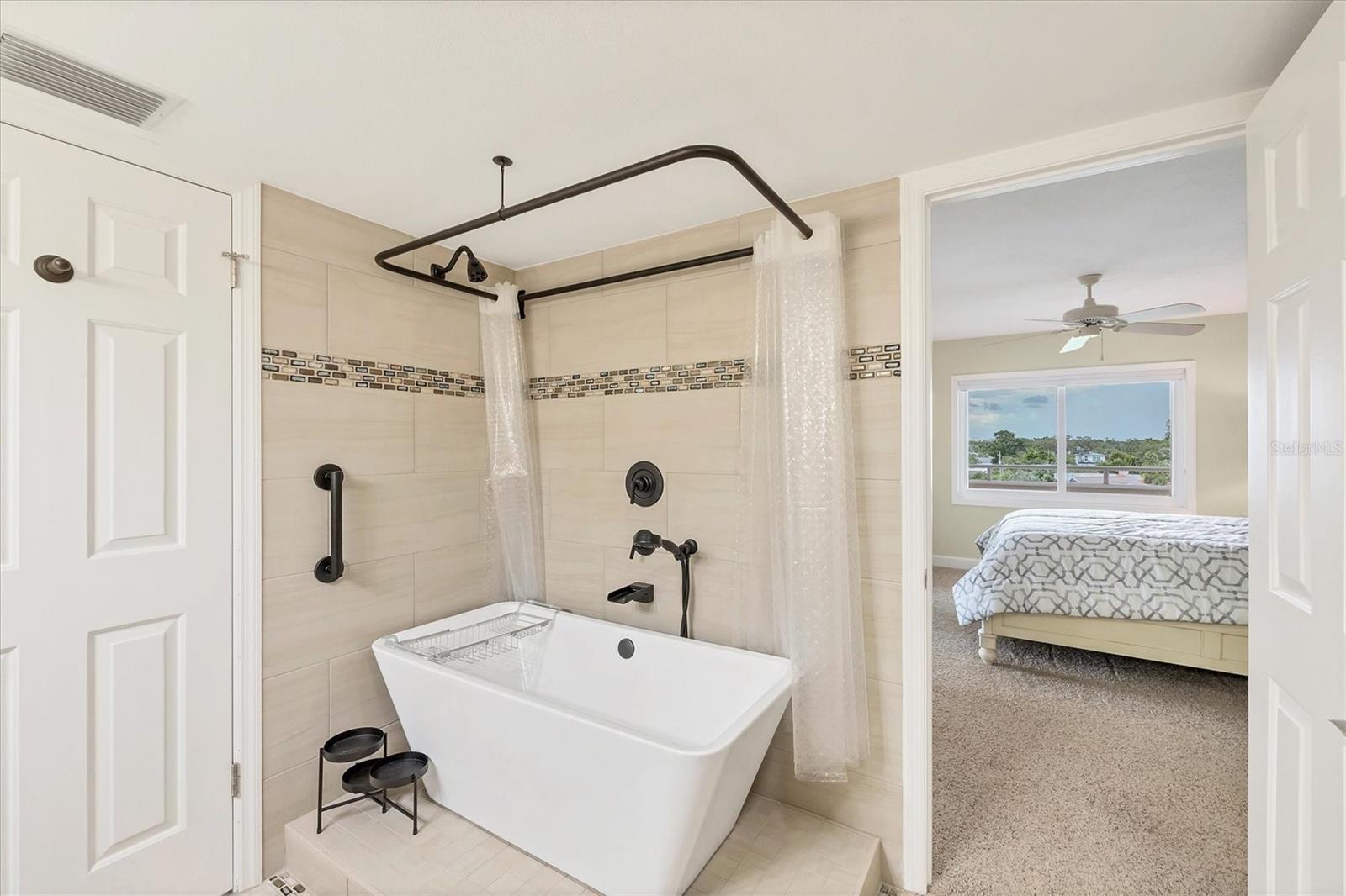 Image 17 of 27 For 550 Flamingo Drive 401