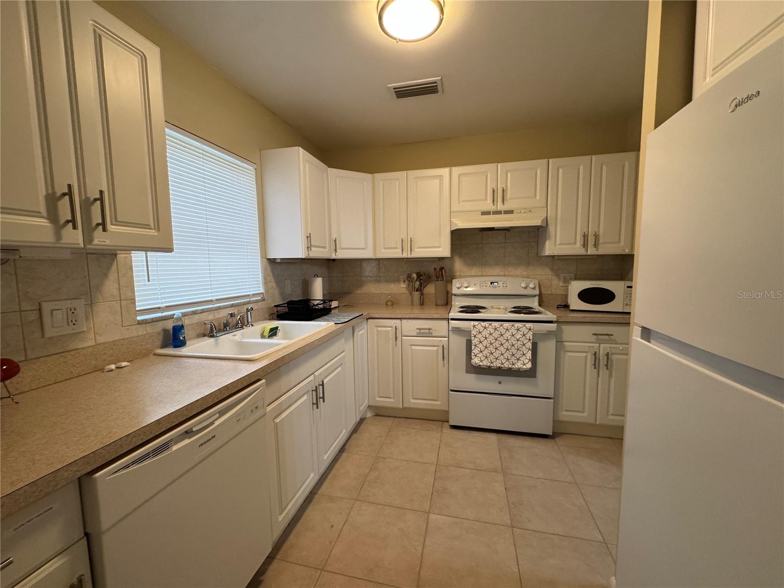 Image 9 of 19 For 22206 Laramore Avenue