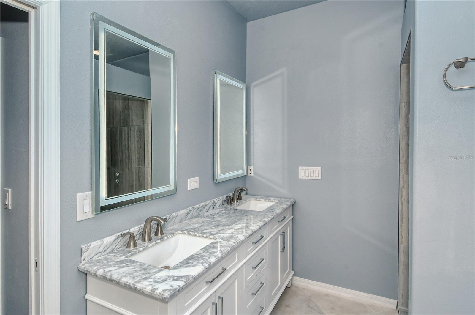 Image 16 of 45 For 607 Oak River Court