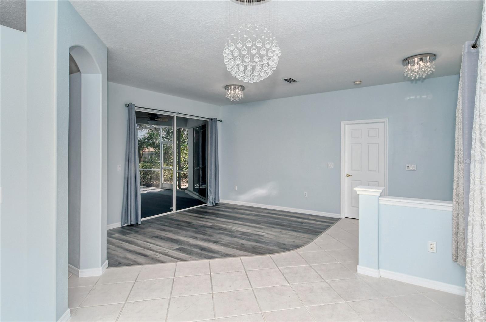 Image 21 of 45 For 607 Oak River Court