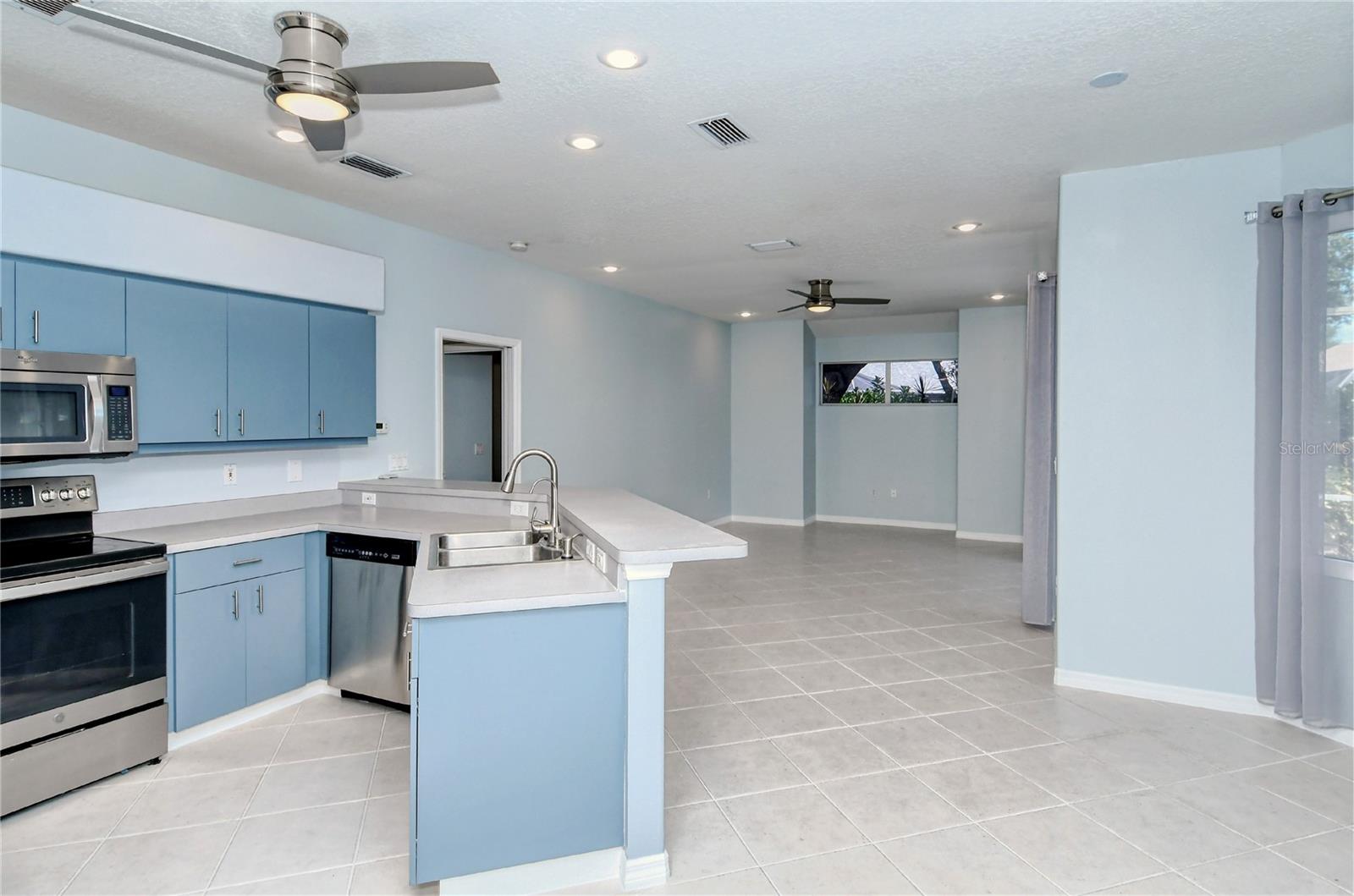 Image 22 of 45 For 607 Oak River Court